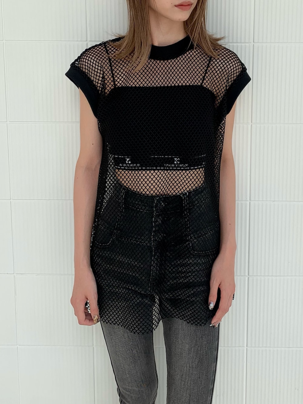 ブラック系のTシャツ/カットソー、グレー系のデニムパンツ、ブラック系のサンダルを着用したレディースの夏コーディネートの6枚目の写真