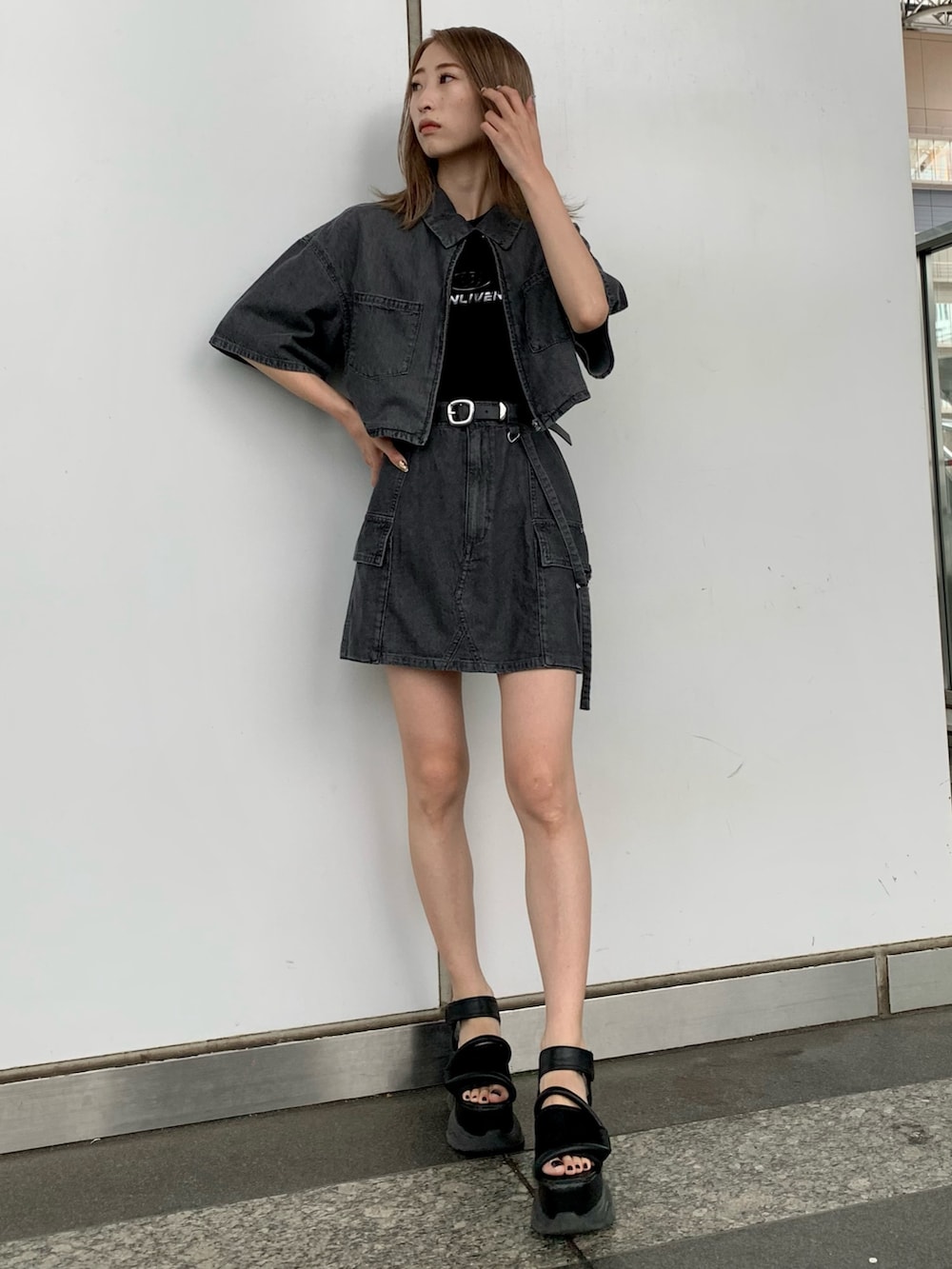 グレー系のシャツ/ブラウス、グレー系のデニムスカート、ブラック系のTシャツ/カットソーを着用したレディースの夏コーディネートの2枚目の写真