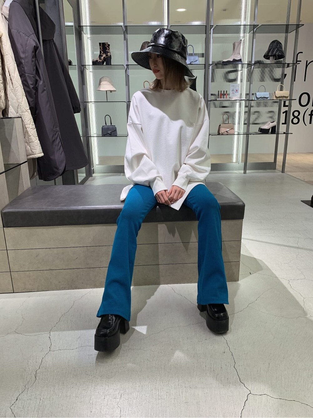 ブラック系のローファー、ホワイト系のTシャツ/カットソー、ブルー系のその他パンツを着用したレディースの冬コーディネートの4枚目の写真