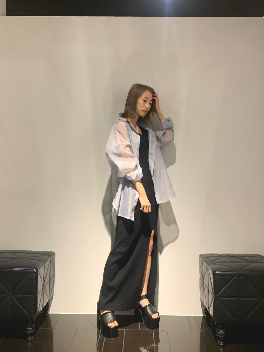 ブラック系のワンピース、グレー系のシャツ/ブラウス、ブラック系のサンダルを着用したレディースの春コーディネートの2枚目の写真