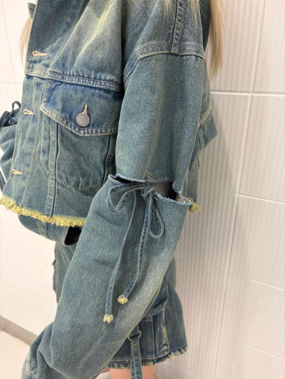 ブルー系のデニムジャケット、ブルー系のその他パンツ、グレー系のTシャツ/カットソーを着用したレディースの冬コーディネートの6枚目の写真