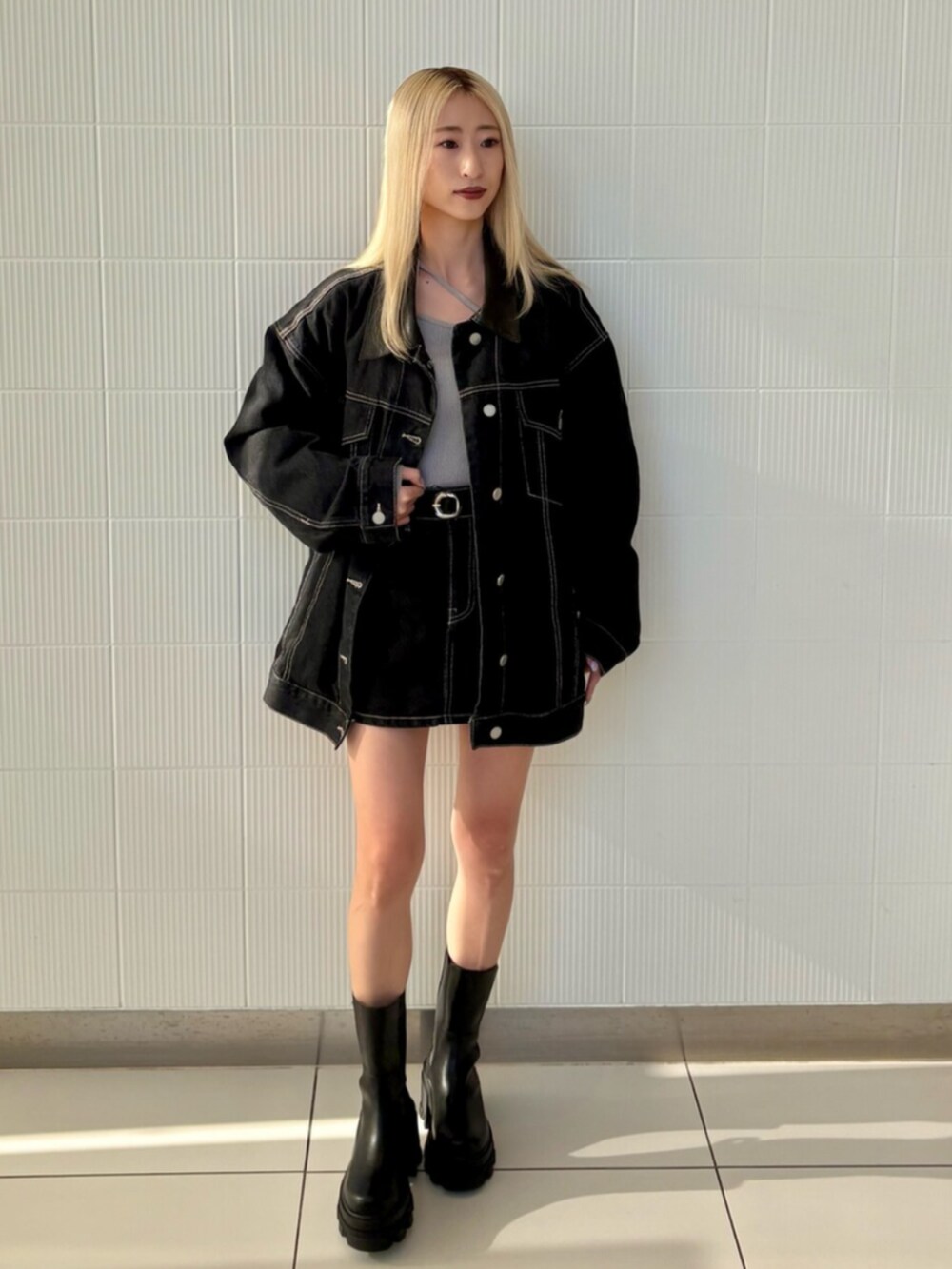 ブルー系のブルゾン、グレー系のニット/セーター、ブルー系のスカートを着用したレディースの冬コーディネートの4枚目の写真