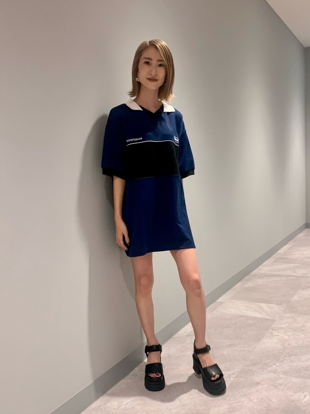 ブルー系のTシャツ/カットソー、ブラック系のハンドバッグ、ブラック系のサンダルを着用したレディースの夏コーディネートの7枚目の写真