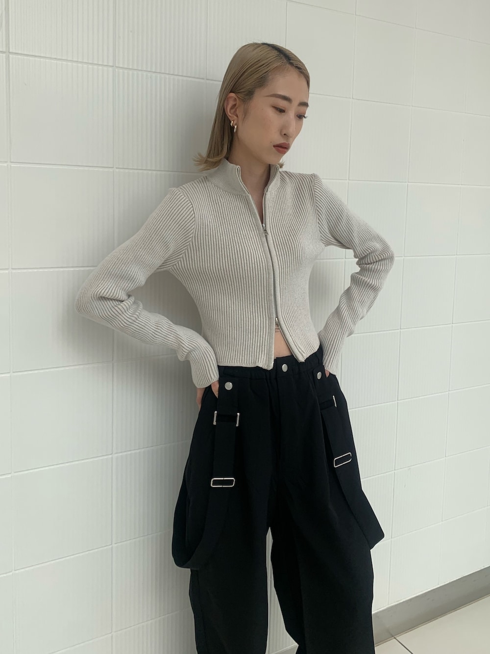 ブラック系のその他パンツ、ホワイト系のニット/セーター、ホワイト系のスニーカーを着用したレディースの冬コーディネートの4枚目の写真