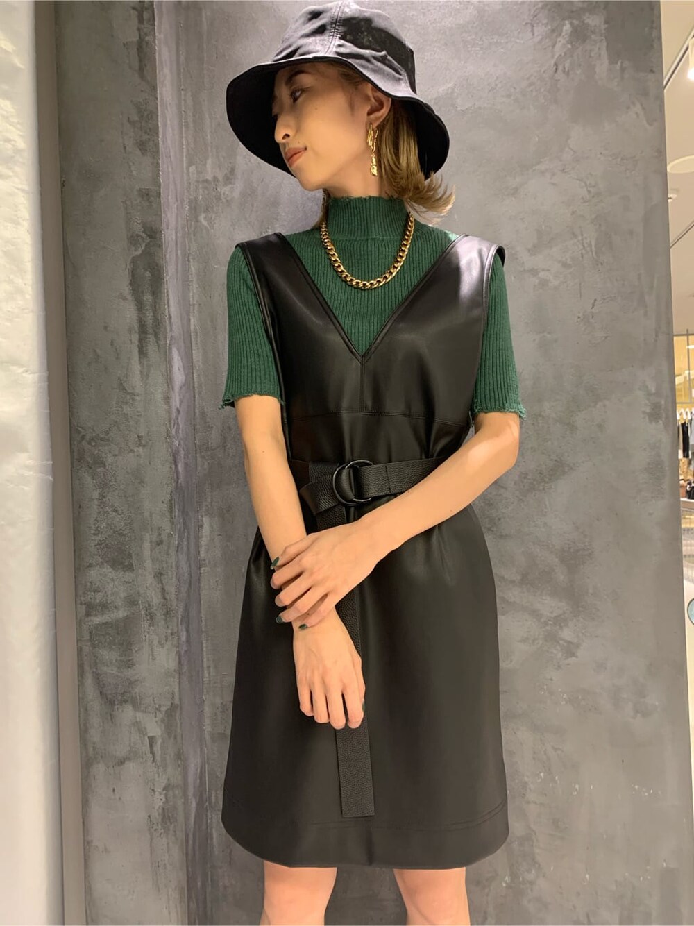 ブラック系のワンピース、グリーン系のニット/セーター、ブラック系のハットを着用したレディースの夏コーディネートの4枚目の写真