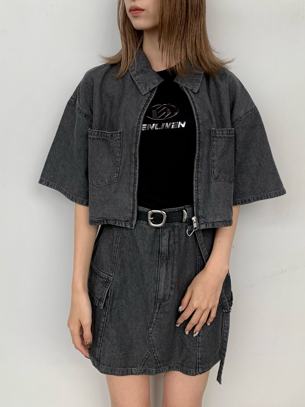 グレー系のシャツ/ブラウス、グレー系のデニムスカート、ブラック系のTシャツ/カットソーを着用したレディースの夏コーディネートの7枚目の写真