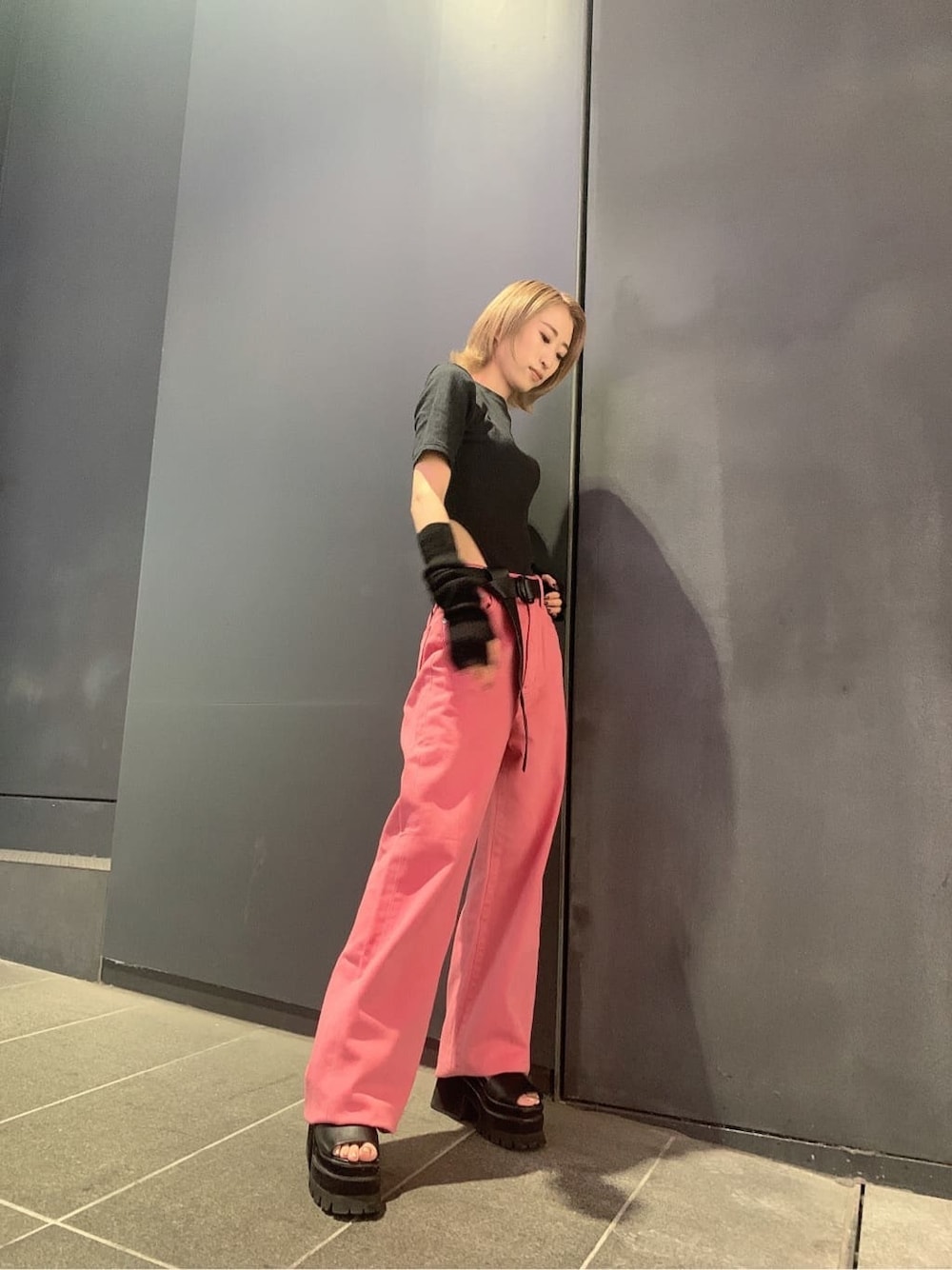 ピンク系のデニムパンツ、ブラック系のサンダル、ブラック系のTシャツ/カットソーを着用したレディースの夏コーディネートの6枚目の写真