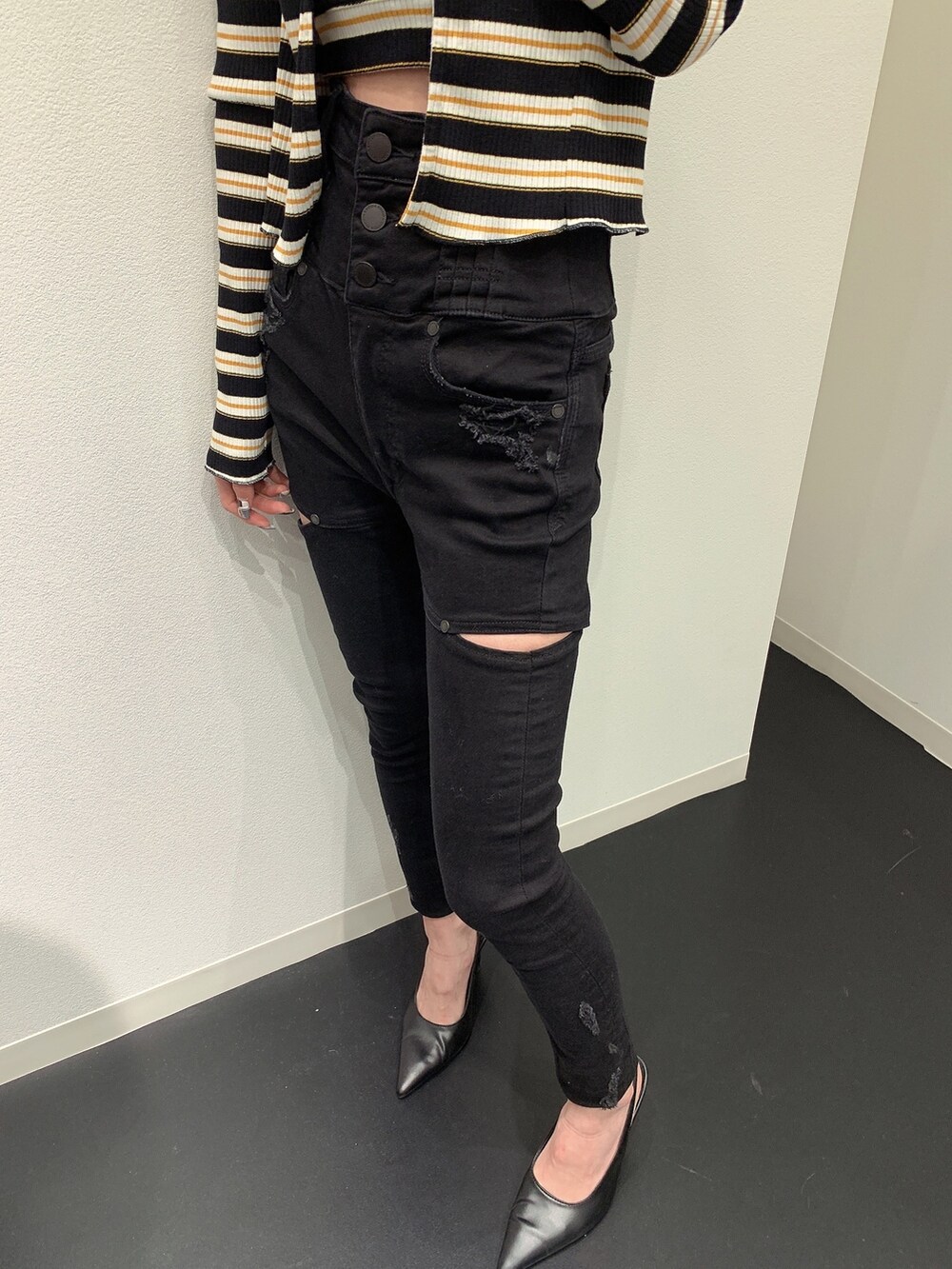 その他のTシャツ/カットソー、ブラック系のデニムパンツ、ブラック系のパンプスを着用したレディースの春コーディネートの9枚目の写真