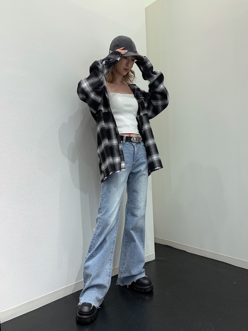 ブラック系のシャツ/ブラウス、ホワイト系のキャミソール、ブルー系のデニムパンツを着用したレディースの春コーディネートの3枚目の写真