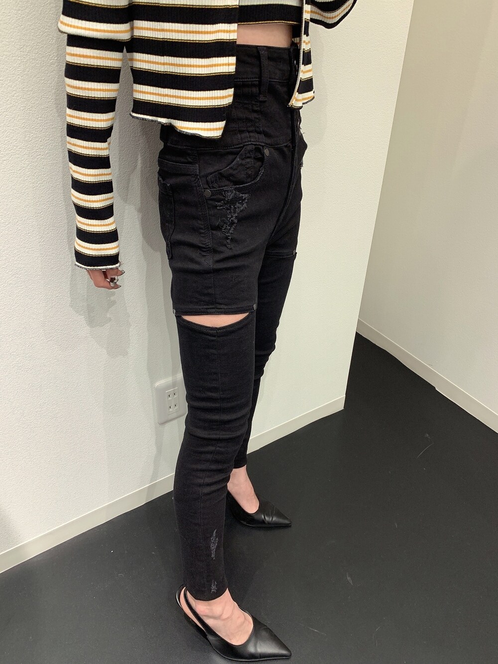 その他のTシャツ/カットソー、ブラック系のデニムパンツ、ブラック系のパンプスを着用したレディースの春コーディネートの8枚目の写真