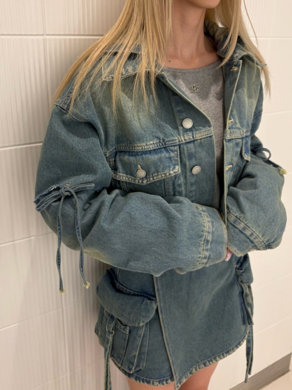 ブルー系のデニムジャケット、ブルー系のその他パンツ、グレー系のTシャツ/カットソーを着用したレディースの冬コーディネートの7枚目の写真