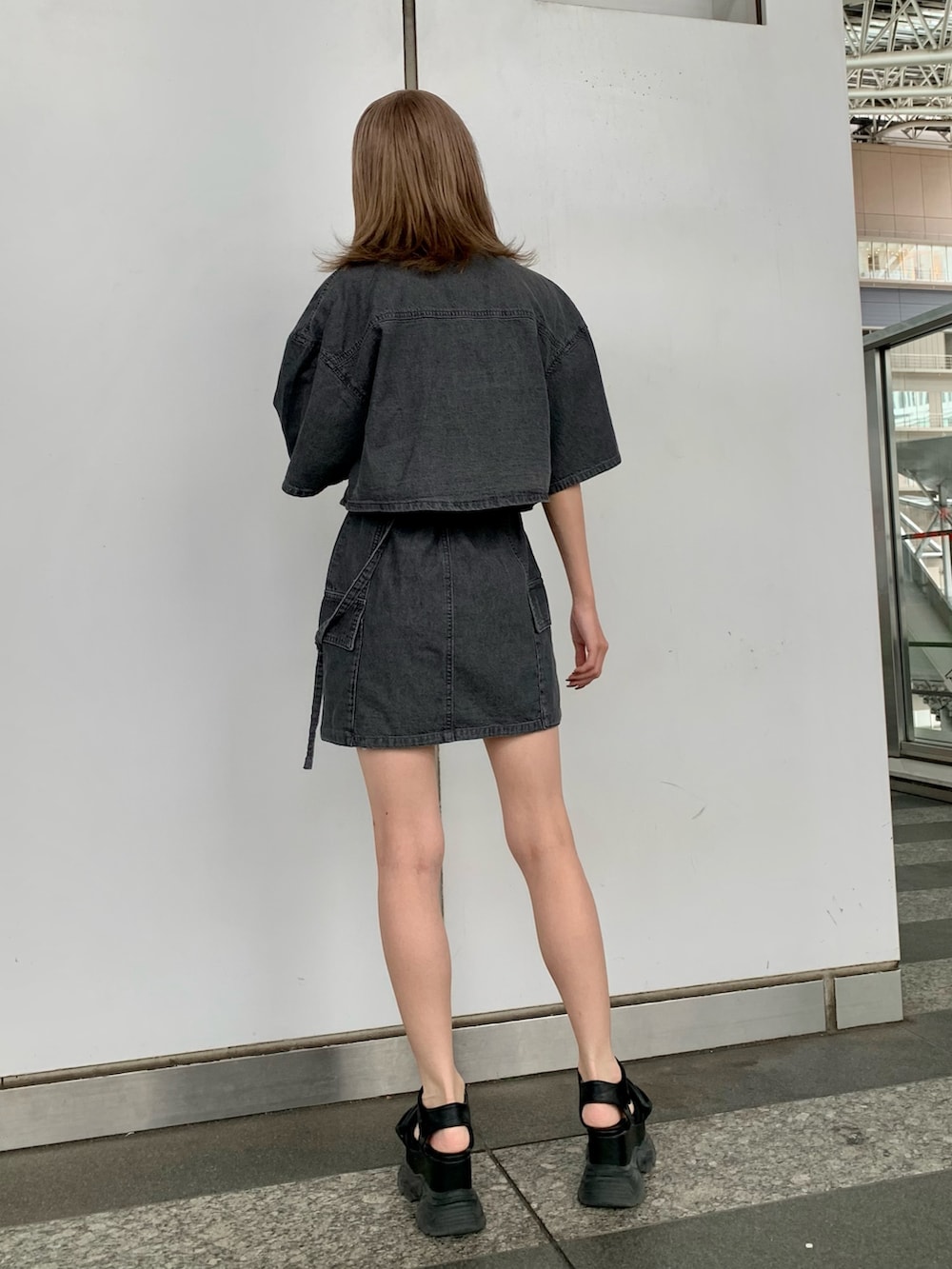 グレー系のシャツ/ブラウス、グレー系のデニムスカート、ブラック系のTシャツ/カットソーを着用したレディースの夏コーディネートの6枚目の写真