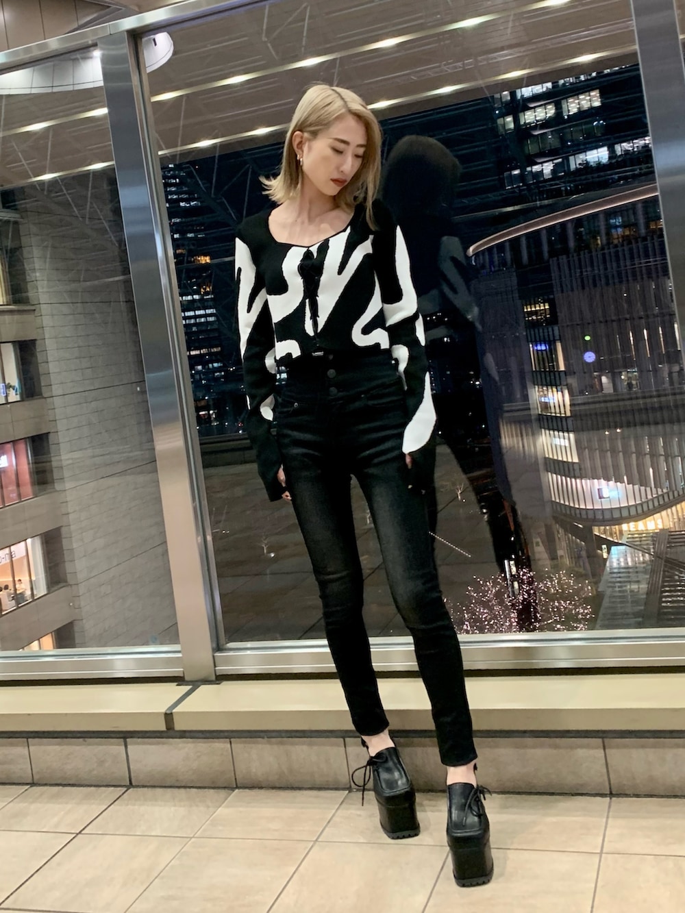 ブラック系のデニムパンツ、ブラック系のキャミソール、その他のニット/セーターを着用したレディースの冬コーディネートの2枚目の写真