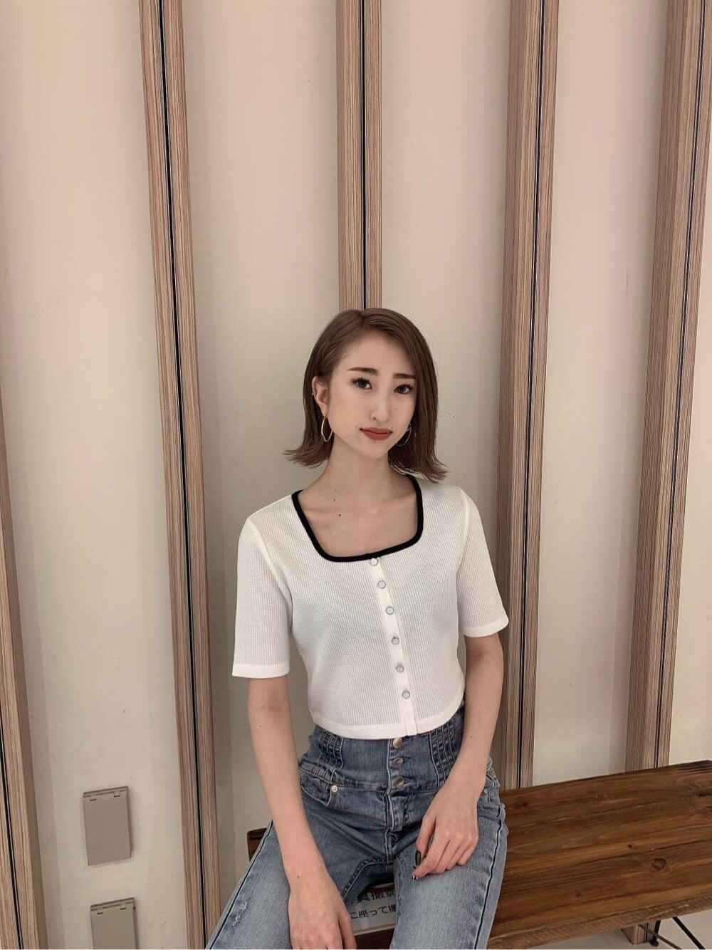 ホワイト系のサンダル、ブルー系のデニムパンツ、ホワイト系のTシャツ/カットソーを着用したレディースの春コーディネートの5枚目の写真