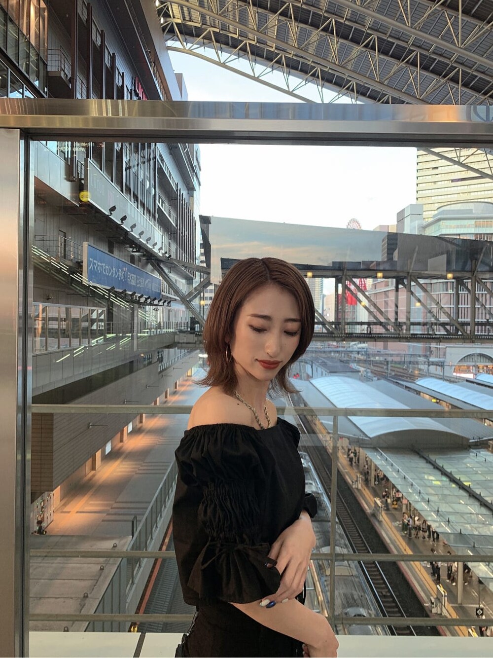 ブラック系のデニムパンツ、ブラック系のサンダル、ブラック系のシャツ/ブラウスを着用したレディースの夏コーディネートの7枚目の写真