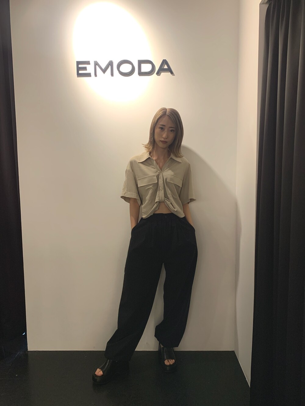 ベージュ系のシャツ/ブラウス、ブラック系のその他パンツ、ブラック系のサンダルを着用したレディースの春コーディネートの4枚目の写真