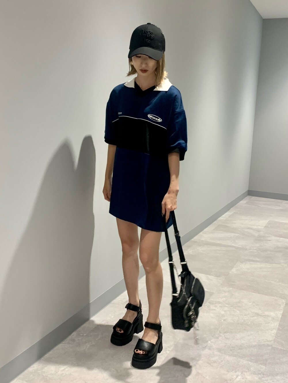 ブルー系のTシャツ/カットソー、ブラック系のハンドバッグ、ブラック系のサンダルを着用したレディースの夏コーディネートの2枚目の写真