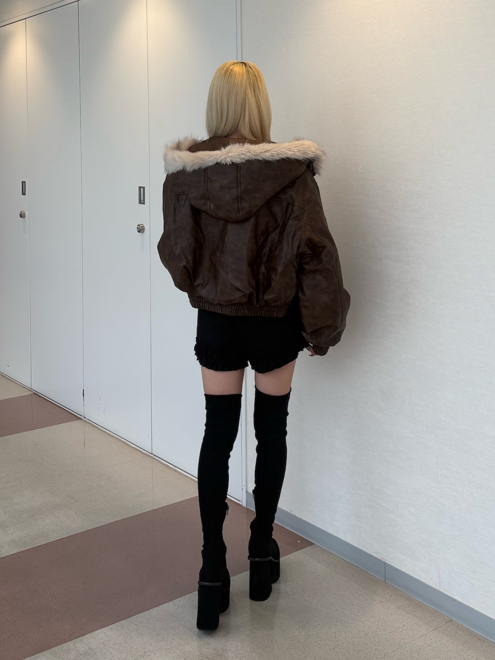 ホワイト系のTシャツ/カットソー、ブラック系のブーツ、ブラック系のその他パンツを着用したレディースの秋コーディネートの4枚目の写真