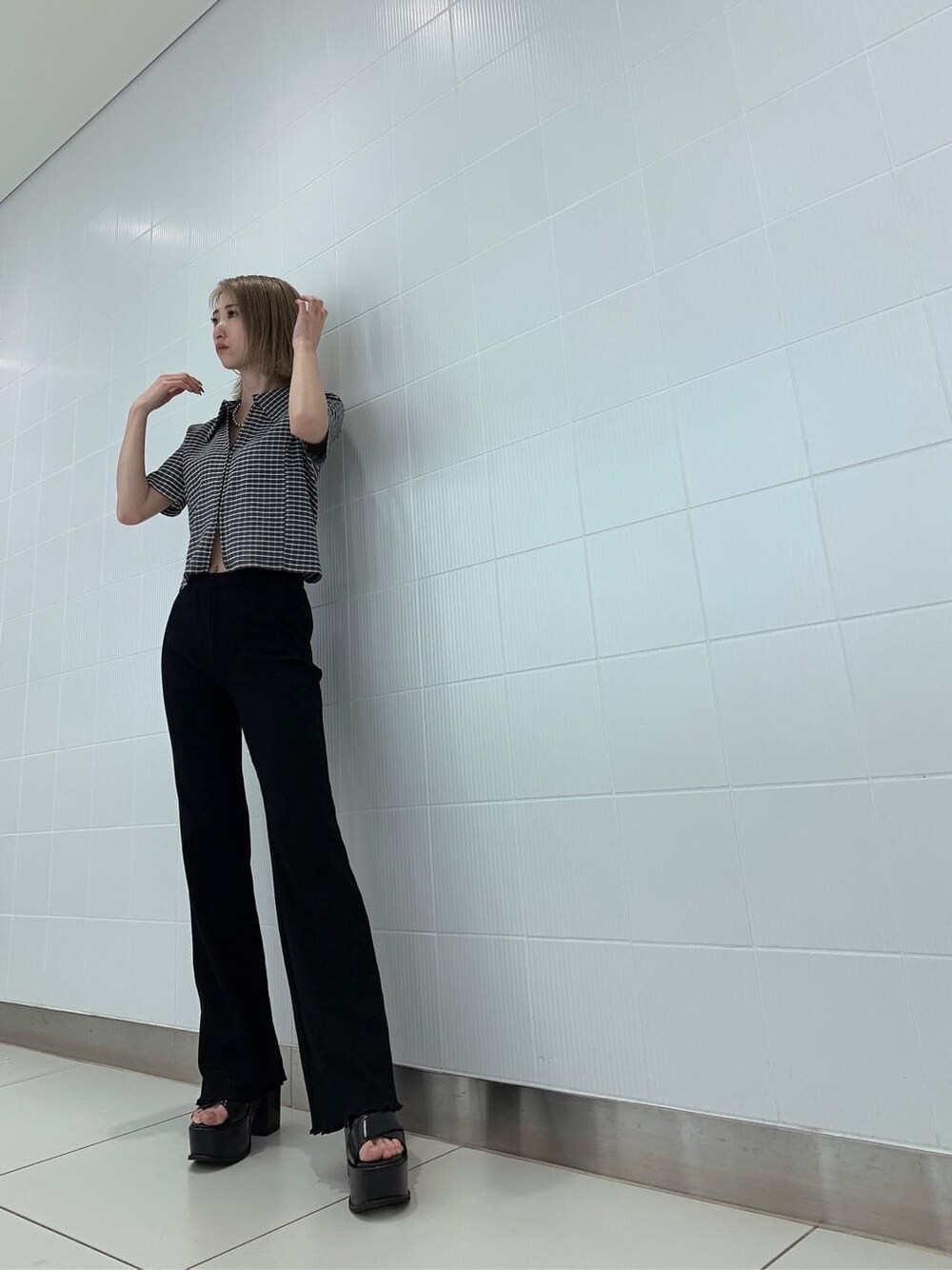 ブラック系のその他パンツ、その他のシャツ/ブラウス、ブラック系のサンダルを着用したレディースの春コーディネートの5枚目の写真