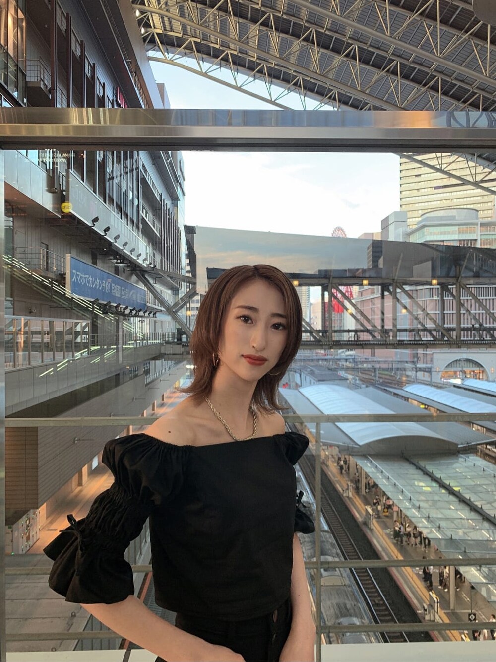 ブラック系のデニムパンツ、ブラック系のサンダル、ブラック系のシャツ/ブラウスを着用したレディースの夏コーディネートの4枚目の写真