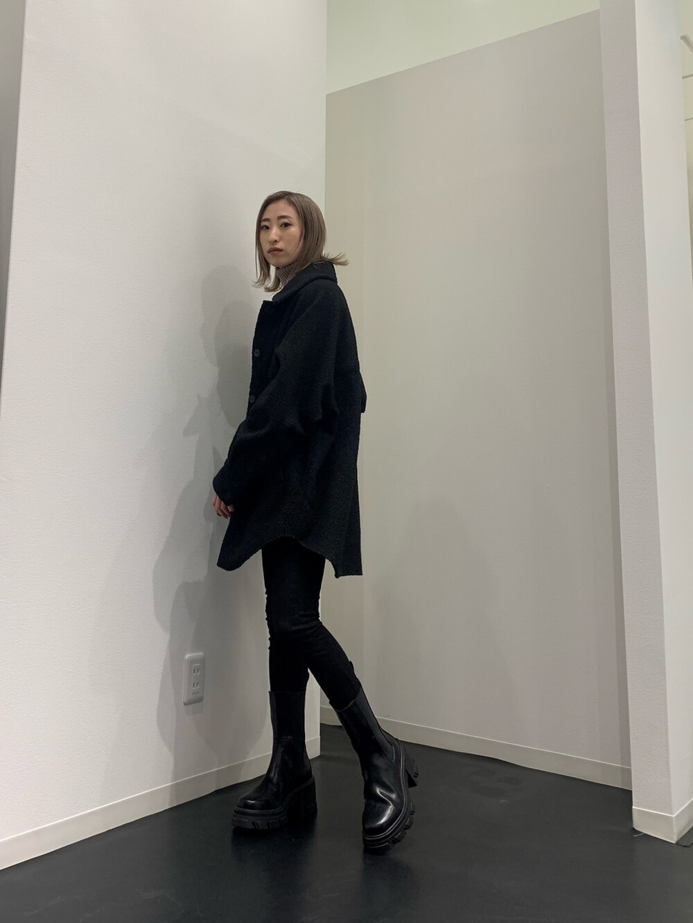 ベージュ系のニット/セーター、ブラック系のブルゾン、ブラック系のデニムパンツを着用したレディースの冬コーディネートの5枚目の写真