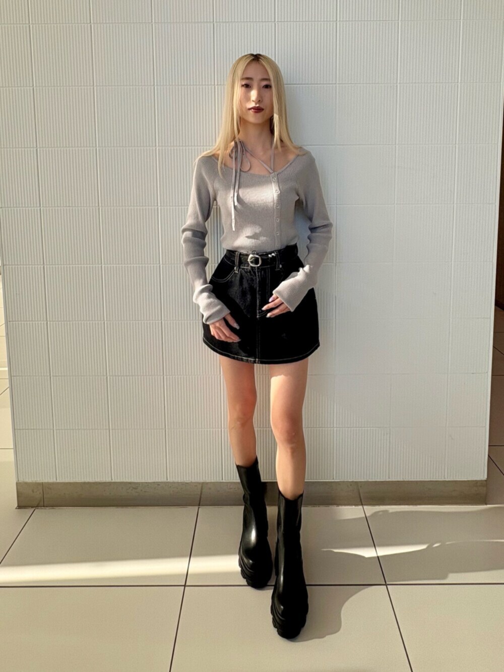 ブルー系のブルゾン、グレー系のニット/セーター、ブルー系のスカートを着用したレディースの冬コーディネートの9枚目の写真