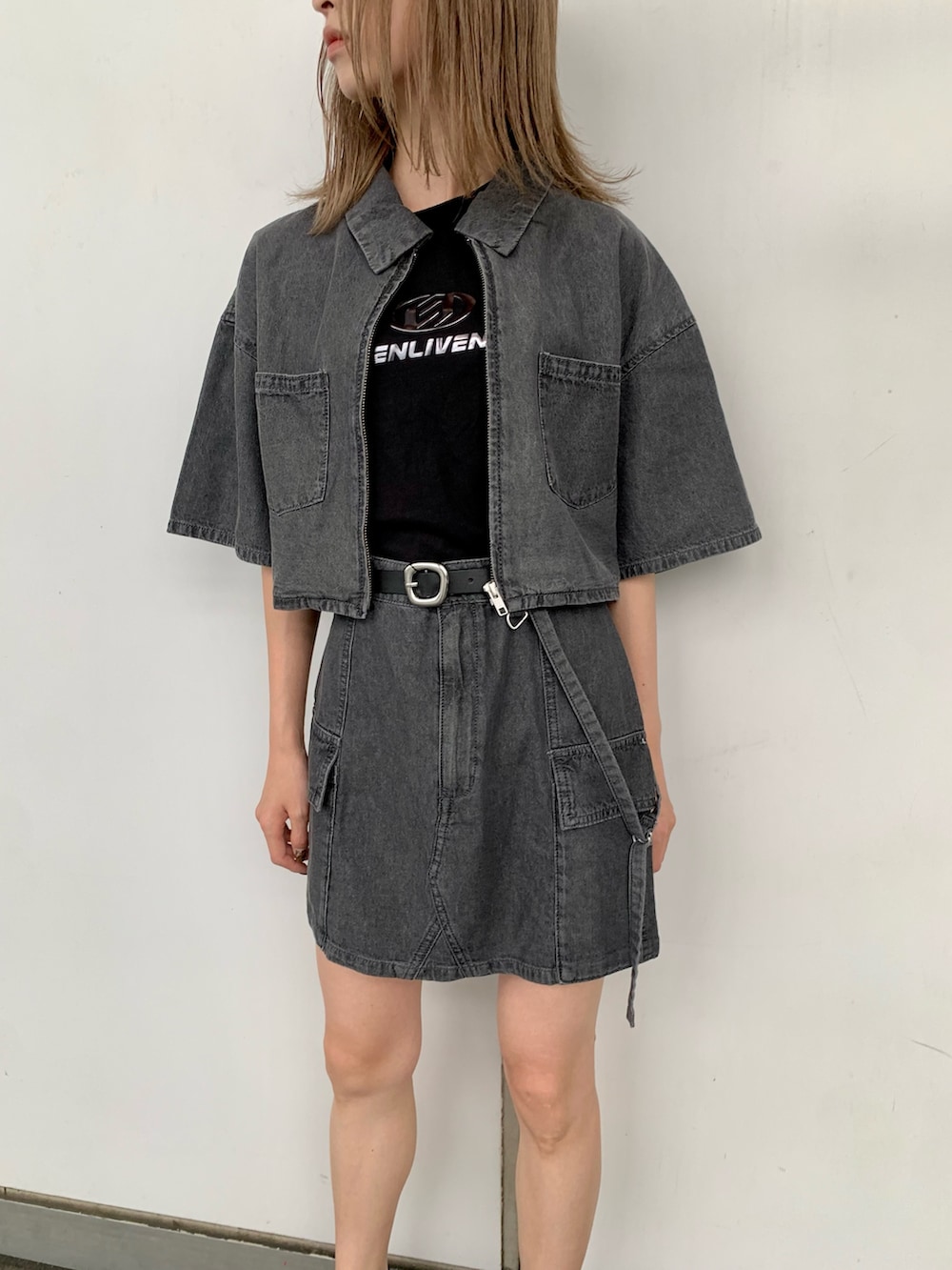 グレー系のシャツ/ブラウス、グレー系のデニムスカート、ブラック系のTシャツ/カットソーを着用したレディースの夏コーディネートの8枚目の写真