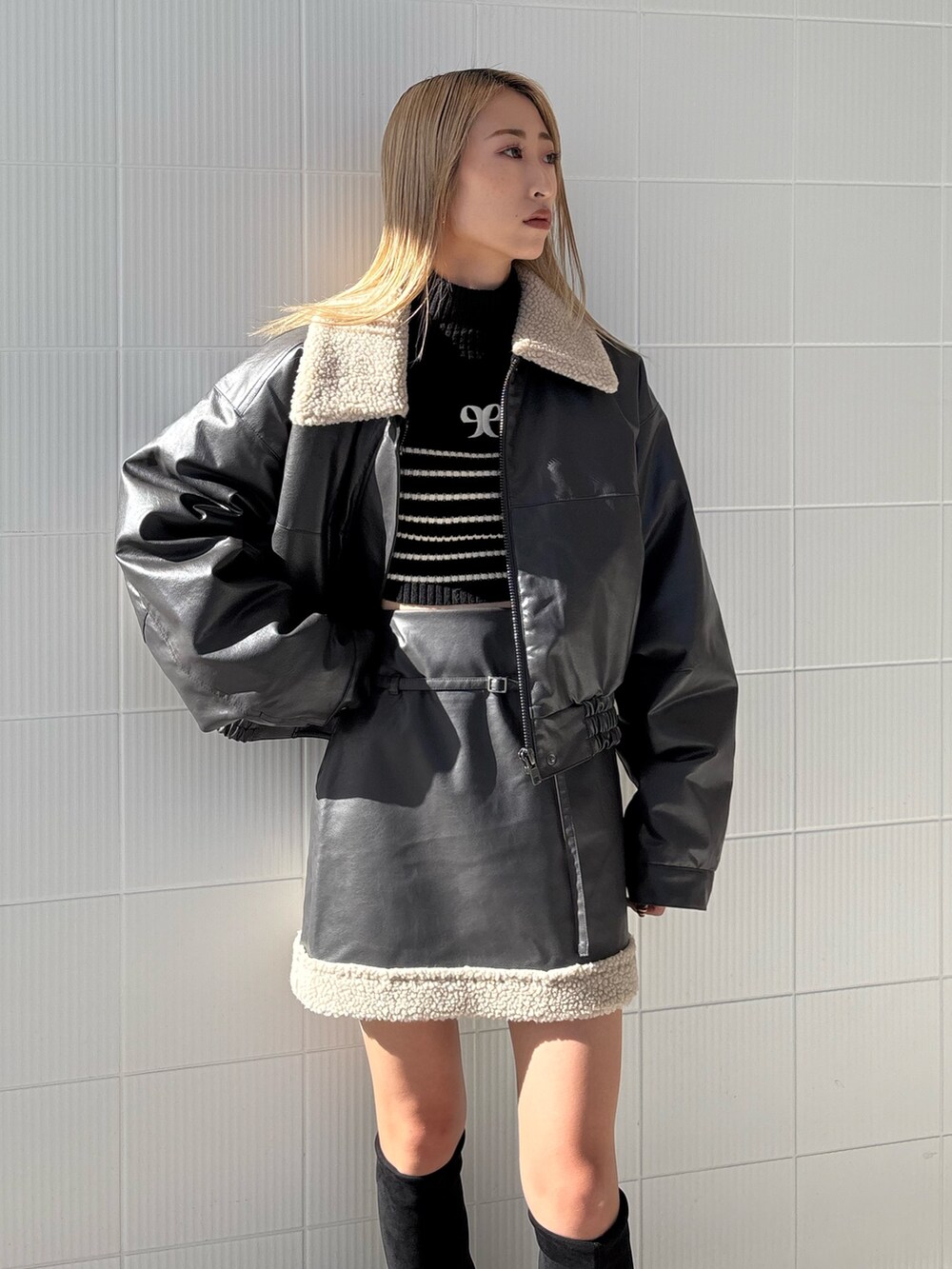 ブラック系のブーツ、グレー系のブルゾン、ブラック系のニット/セーターを着用したレディースの秋コーディネートの5枚目の写真