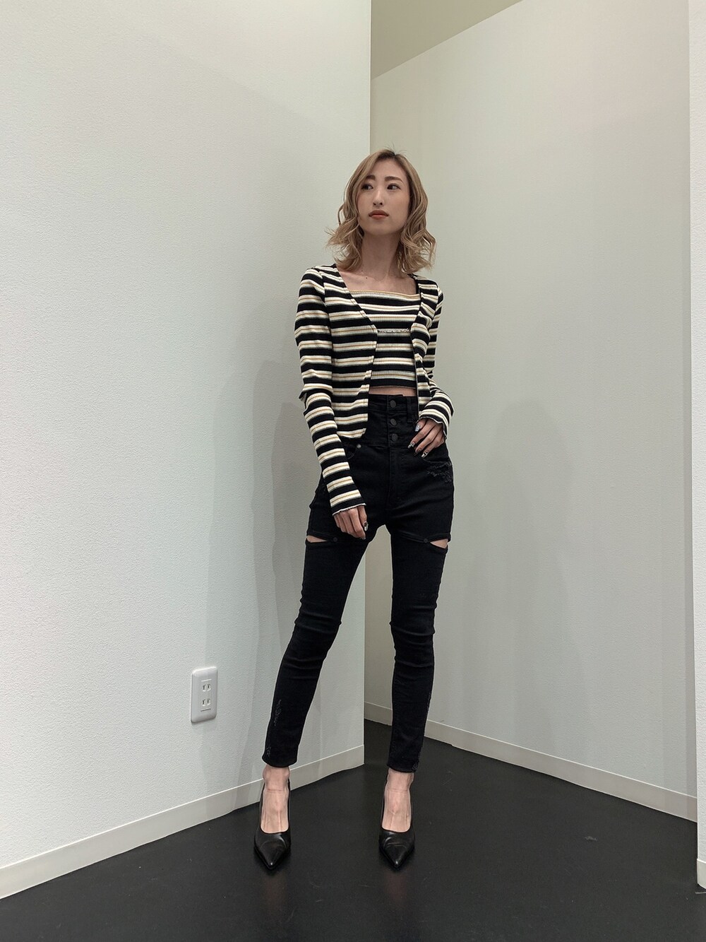 その他のTシャツ/カットソー、ブラック系のデニムパンツ、ブラック系のパンプスを着用したレディースの春コーディネートの5枚目の写真