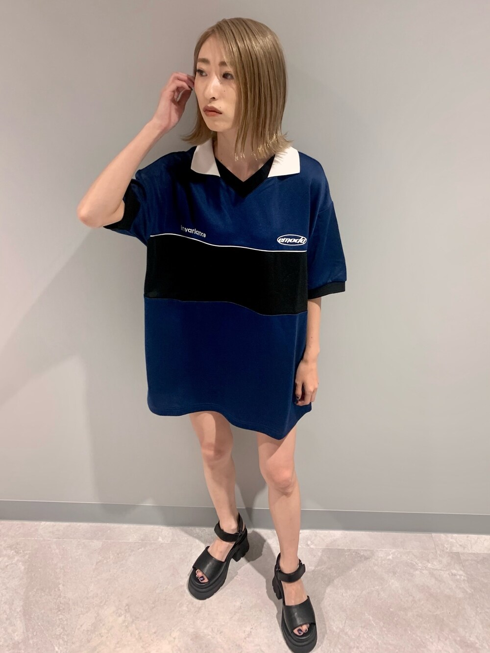 ブルー系のTシャツ/カットソー、ブラック系のハンドバッグ、ブラック系のサンダルを着用したレディースの夏コーディネートの8枚目の写真