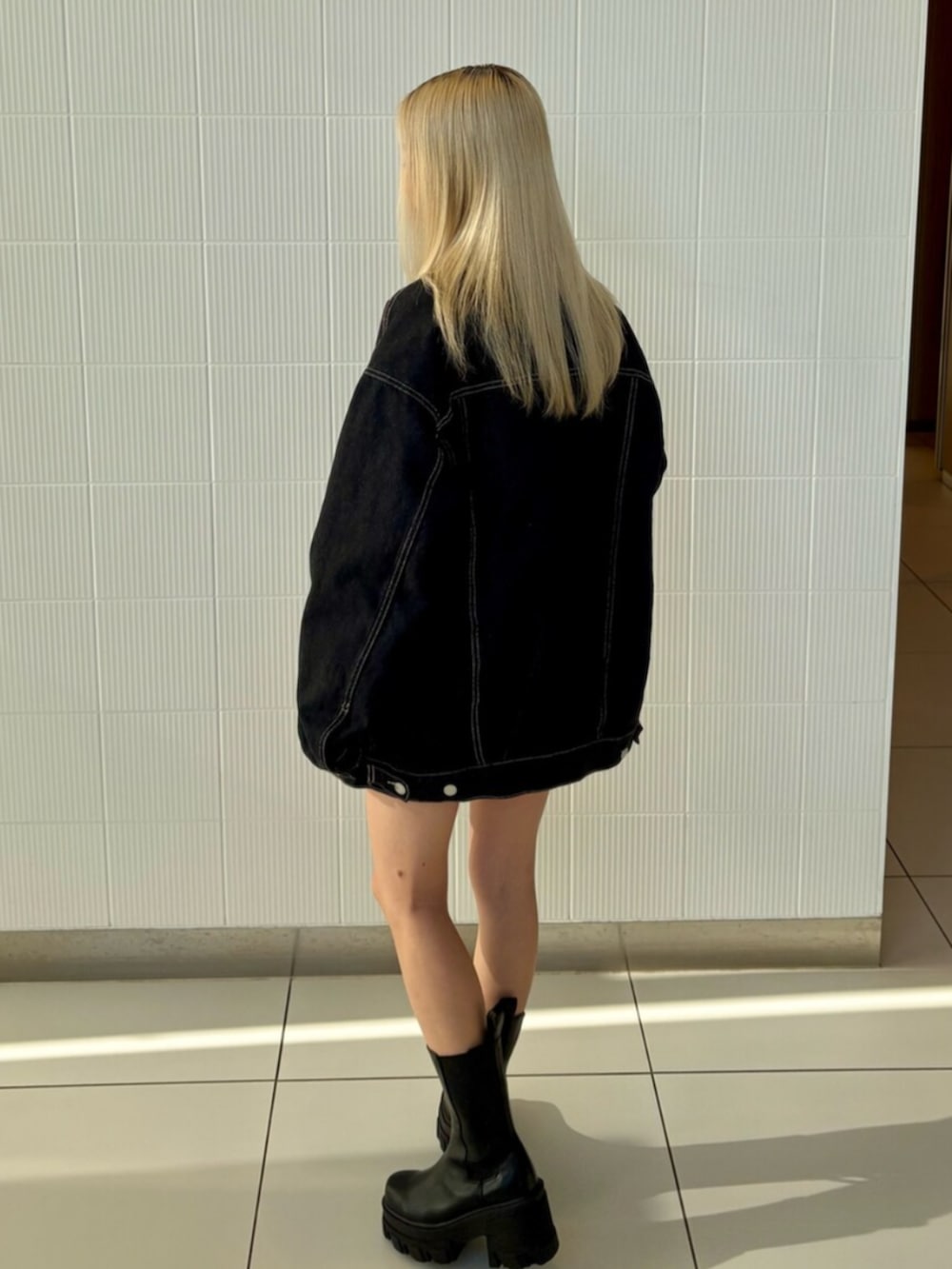 ブルー系のブルゾン、グレー系のニット/セーター、ブルー系のスカートを着用したレディースの冬コーディネートの2枚目の写真