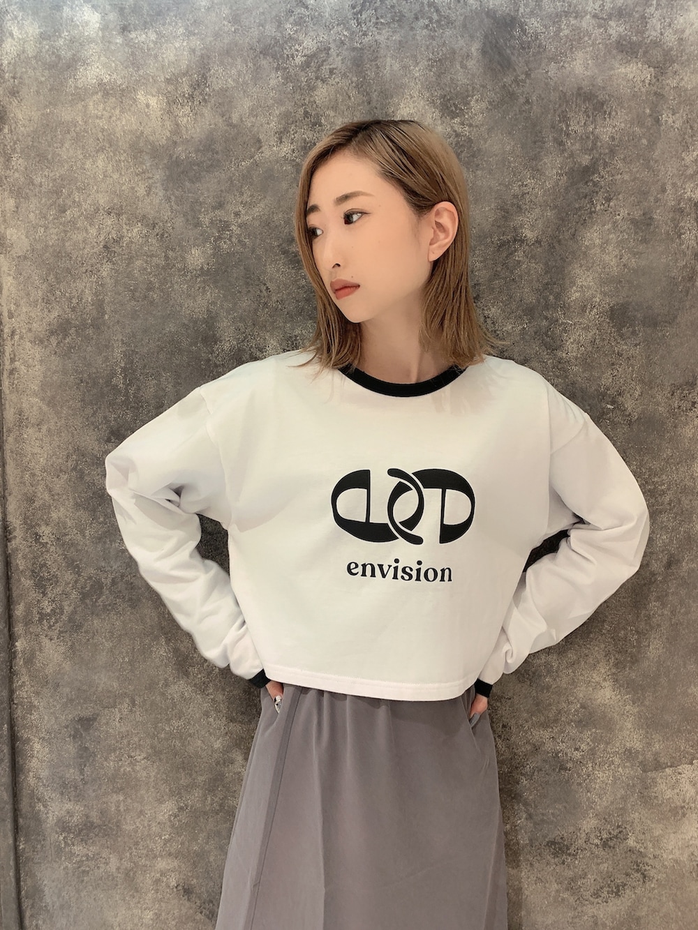 ブラック系のテーラードジャケット、ホワイト系のTシャツ/カットソー、グレー系のスカートを着用したレディースの冬コーディネートの7枚目の写真