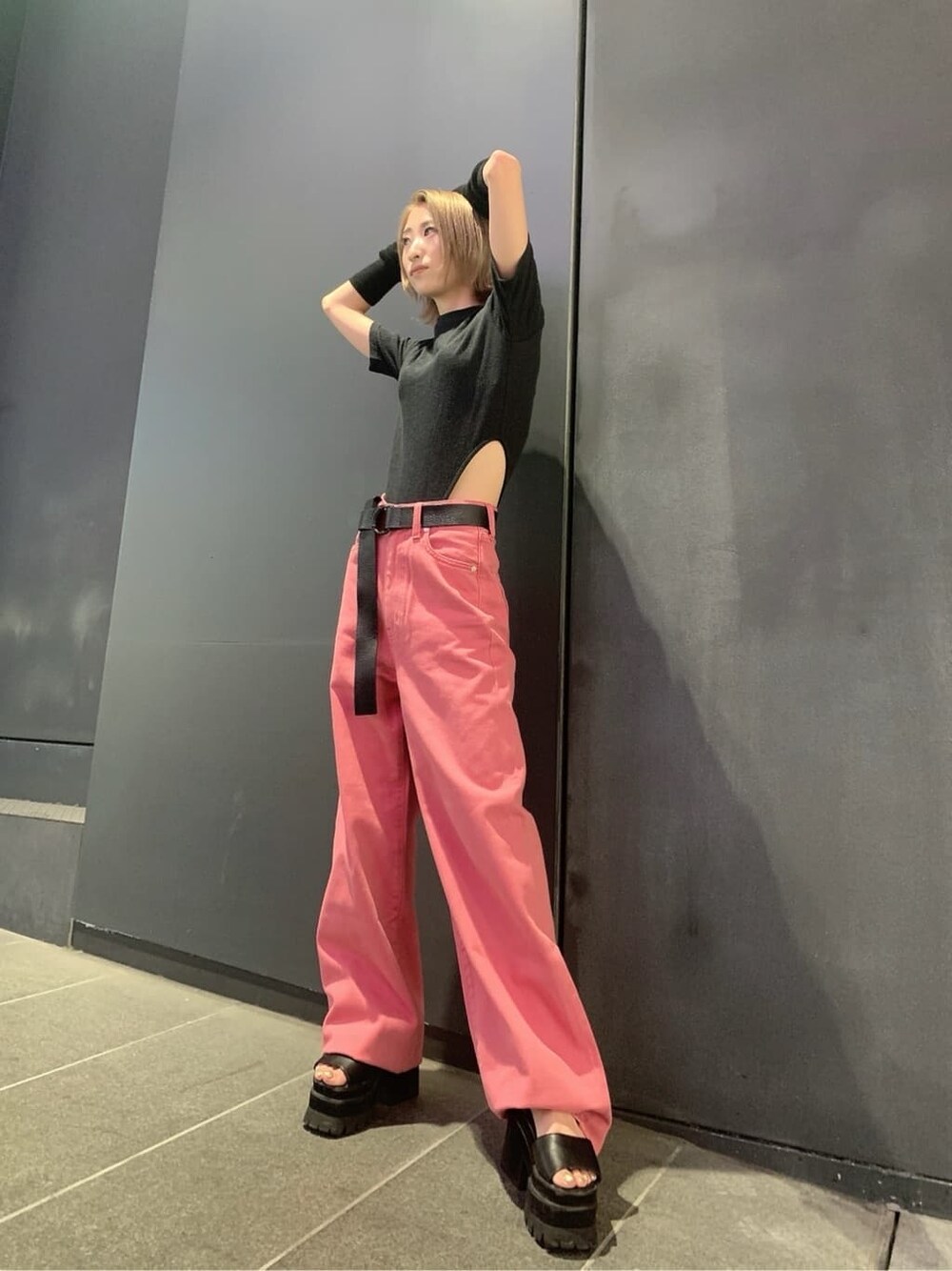 ピンク系のデニムパンツ、ブラック系のサンダル、ブラック系のTシャツ/カットソーを着用したレディースの夏コーディネートの5枚目の写真