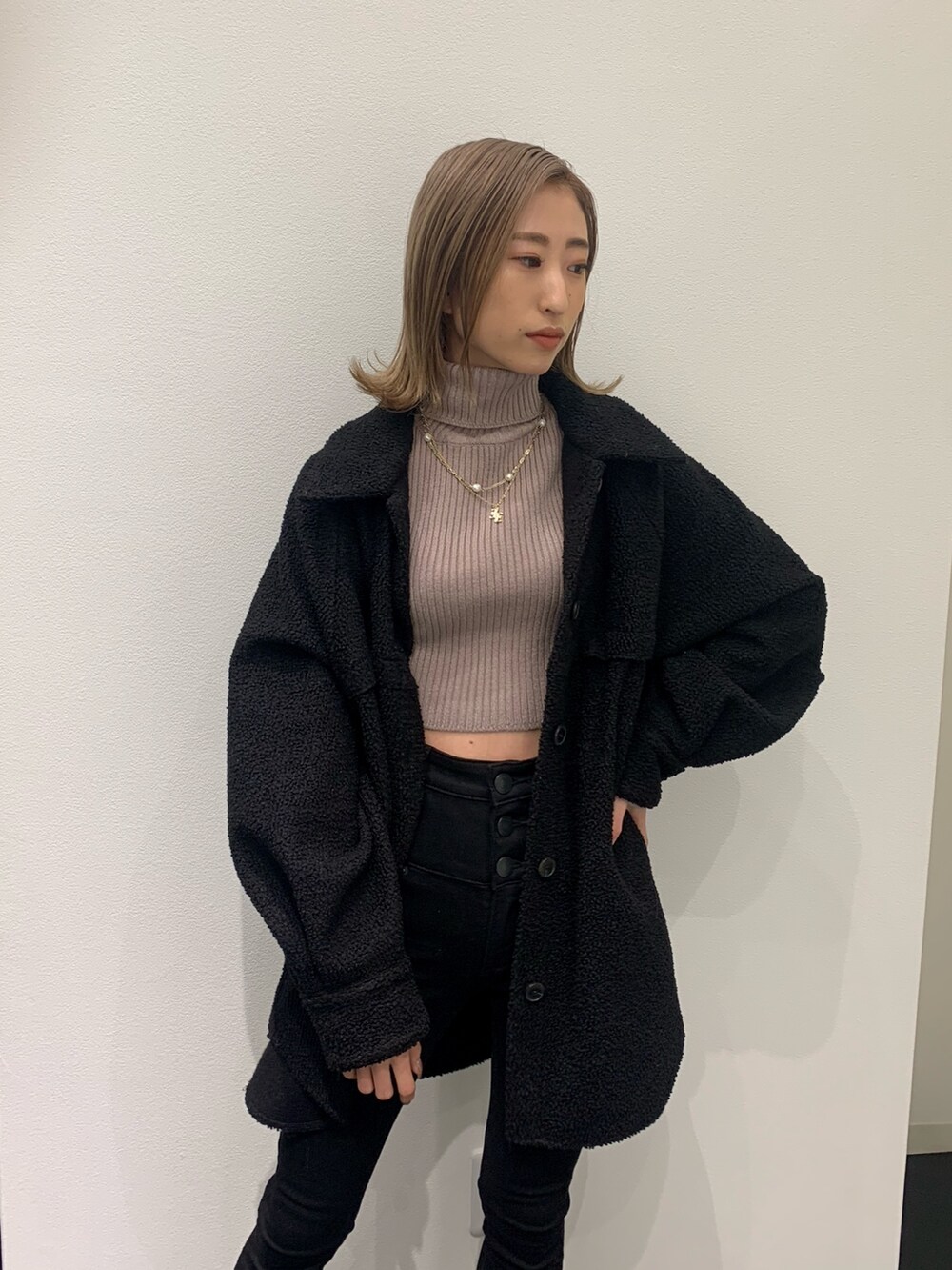 ベージュ系のニット/セーター、ブラック系のブルゾン、ブラック系のデニムパンツを着用したレディースの冬コーディネートの9枚目の写真