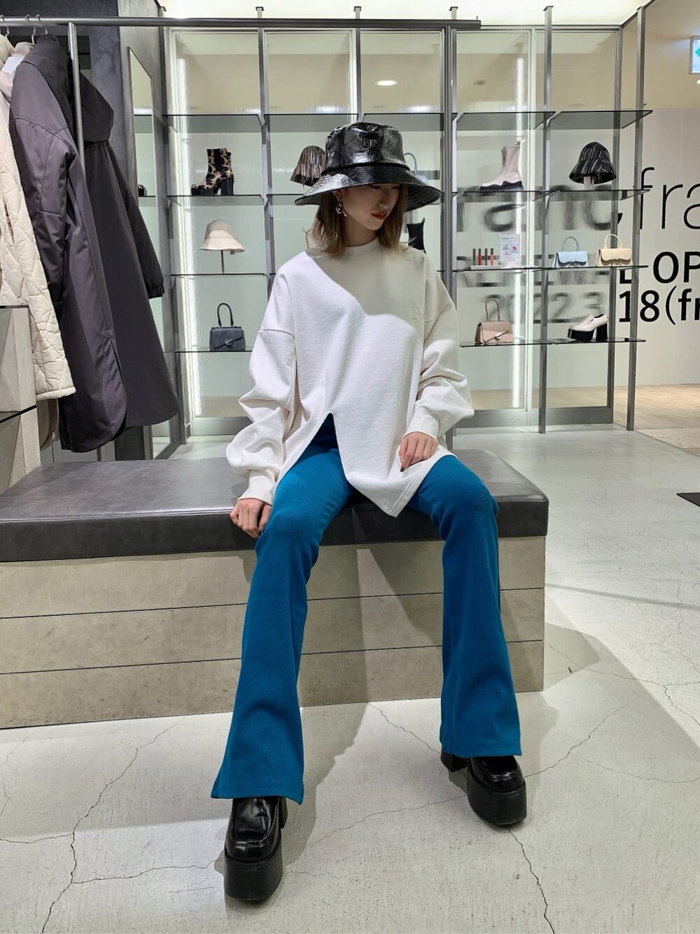ブラック系のローファー、ホワイト系のTシャツ/カットソー、ブルー系のその他パンツを着用したレディースの冬コーディネートの5枚目の写真