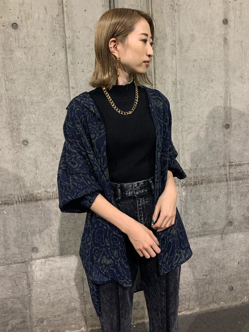 その他のシャツ/ブラウス、ブラック系のサンダル、ブラック系のニット/セーターを着用したレディースの夏コーディネートの6枚目の写真