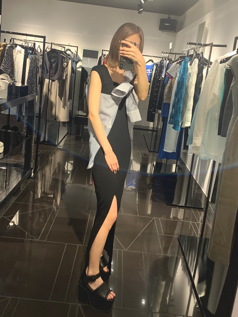 ブラック系のワンピース、グレー系のシャツ/ブラウス、ブラック系のサンダルを着用したレディースの春コーディネートの4枚目の写真