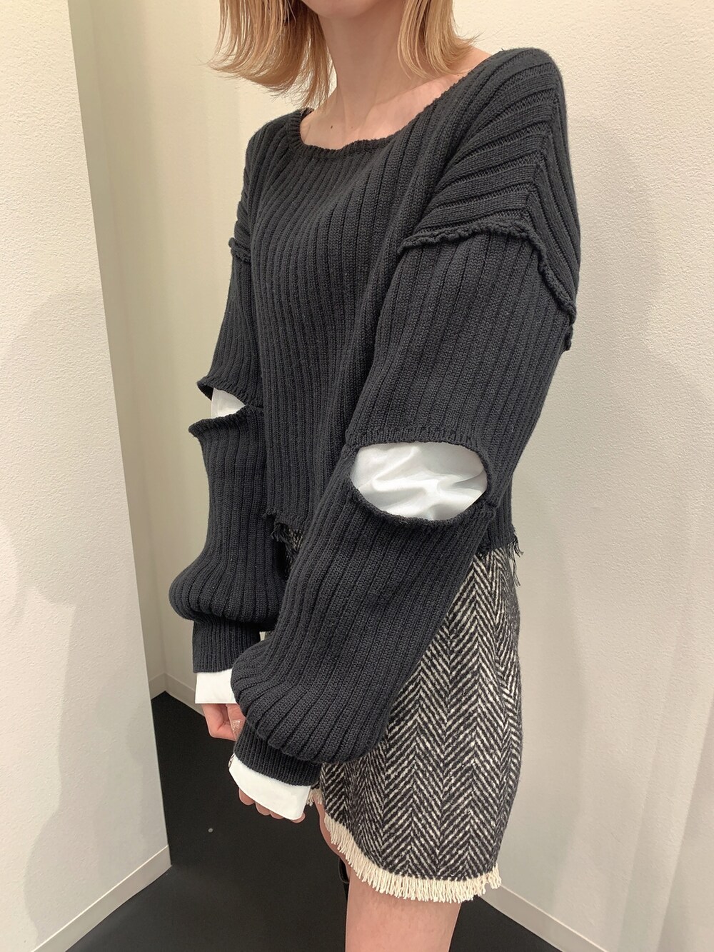 ブラック系のニット/セーター、ブラック系のブーツを着用したレディースの冬コーディネートの6枚目の写真