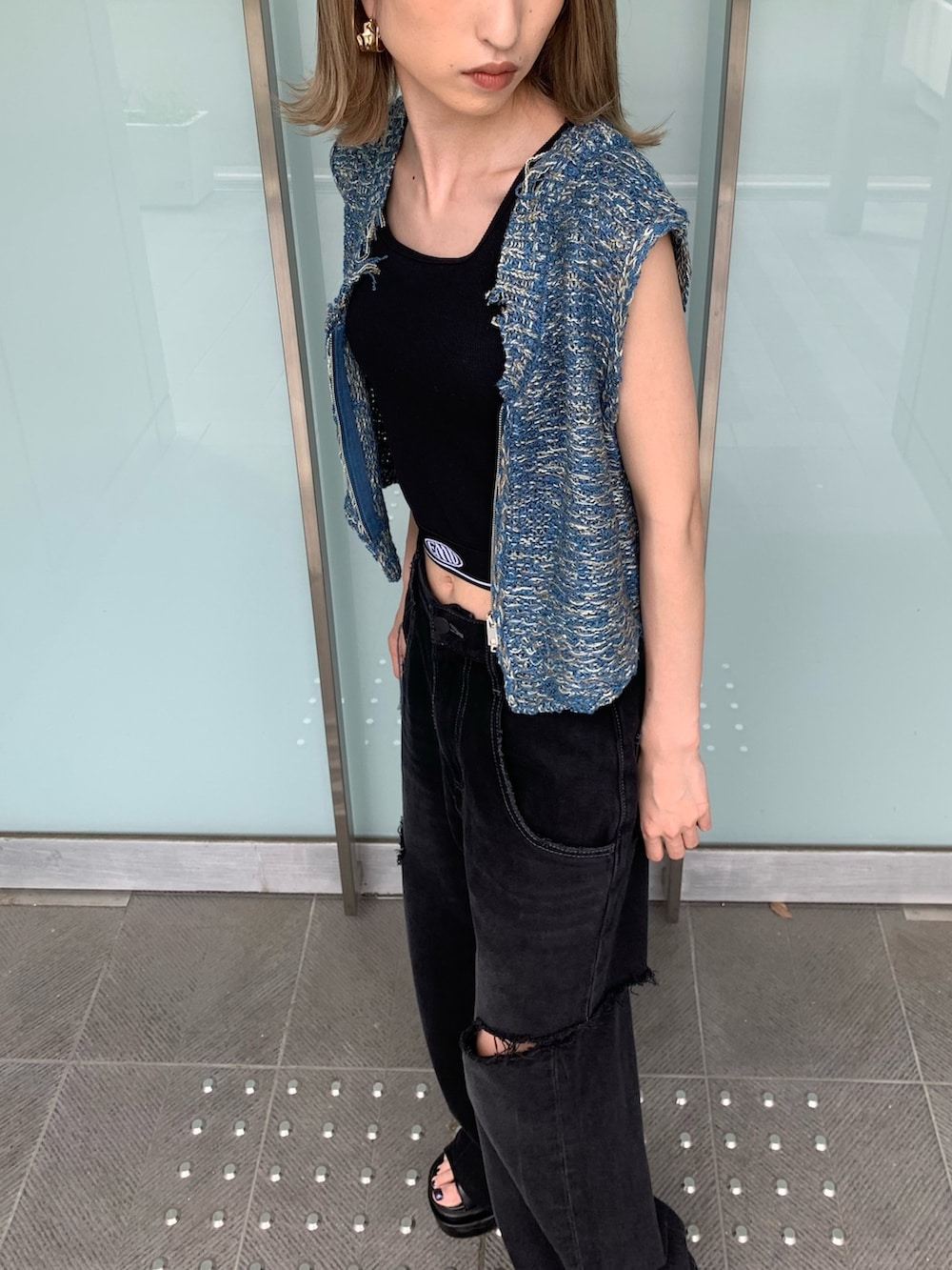 ブルー系のベスト、ブラック系のTシャツ/カットソー、ブラック系のデニムパンツを着用したレディースの夏コーディネートの9枚目の写真