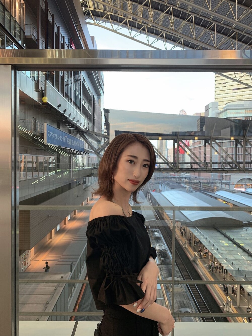 ブラック系のデニムパンツ、ブラック系のサンダル、ブラック系のシャツ/ブラウスを着用したレディースの夏コーディネートの6枚目の写真