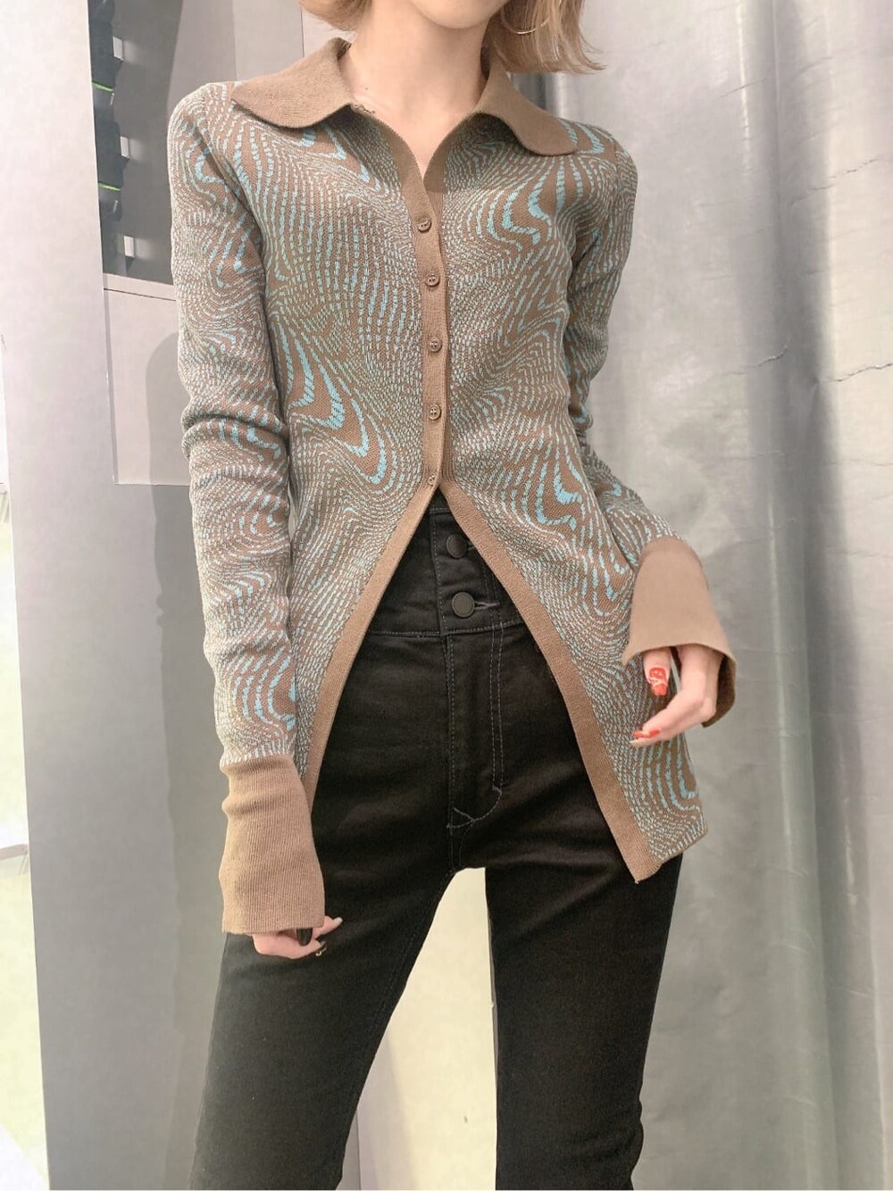 その他のカーディガン/ボレロ、ブラック系のブーツ、ブラック系のデニムパンツを着用したレディースの秋コーディネートの5枚目の写真