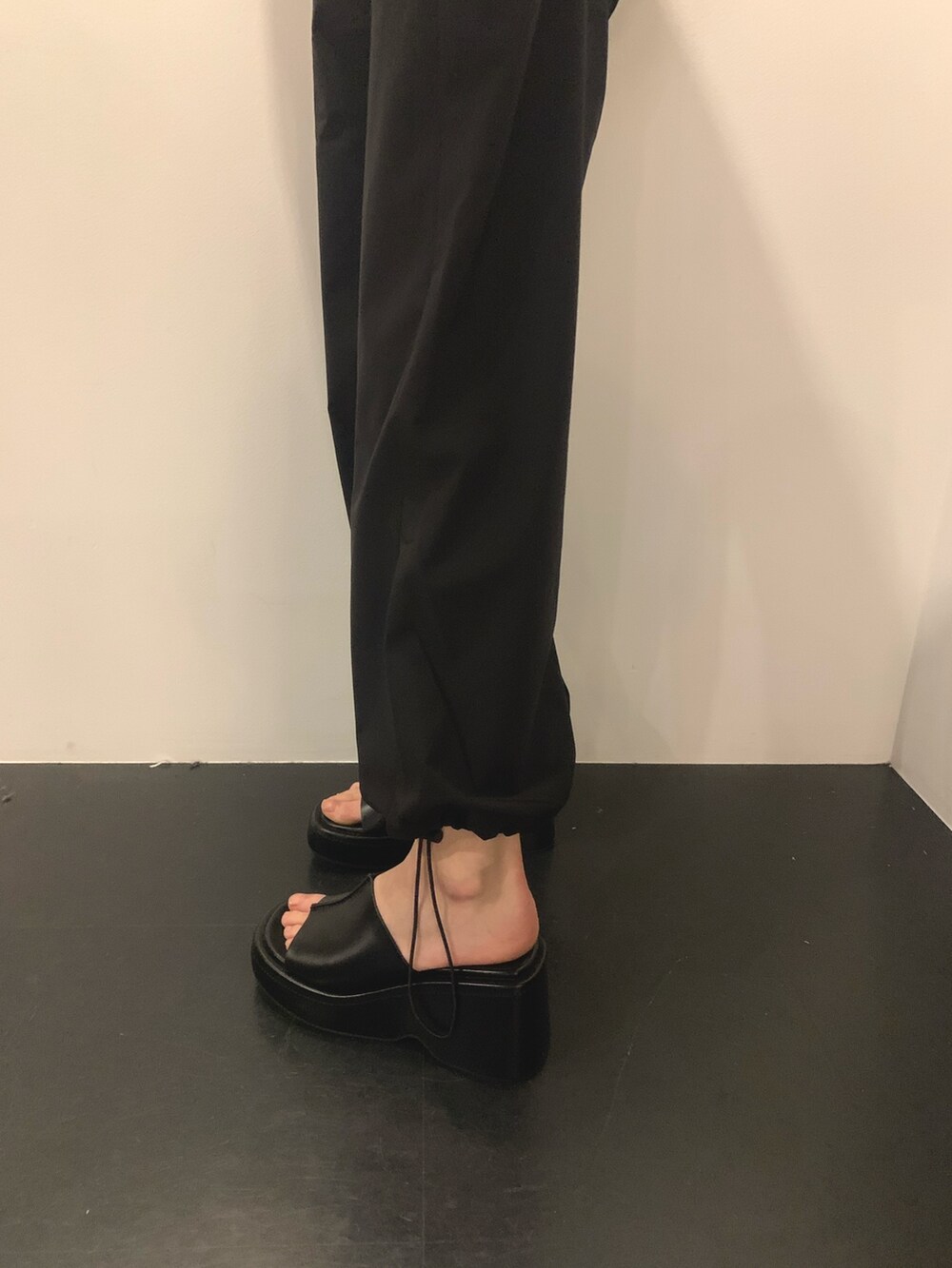 ベージュ系のシャツ/ブラウス、ブラック系のその他パンツ、ブラック系のサンダルを着用したレディースの春コーディネートの5枚目の写真