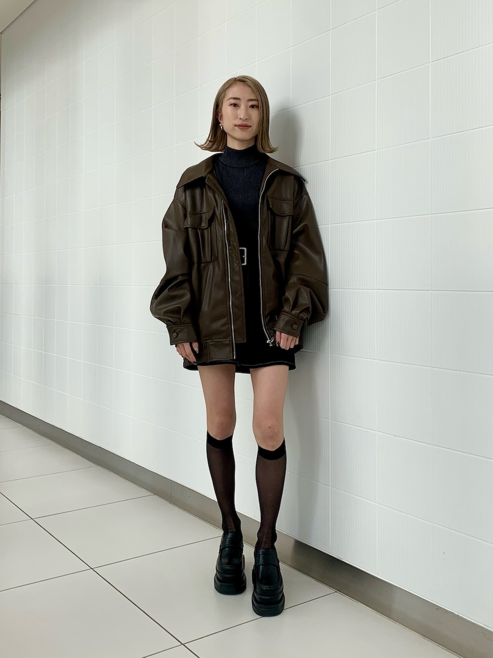 ブラウン系のブルゾン、その他のニット/セーター、ブラック系のスカートを着用したレディースの冬コーディネートの4枚目の写真