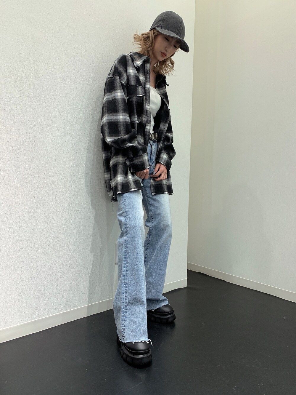 ブラック系のシャツ/ブラウス、ホワイト系のキャミソール、ブルー系のデニムパンツを着用したレディースの春コーディネートの7枚目の写真