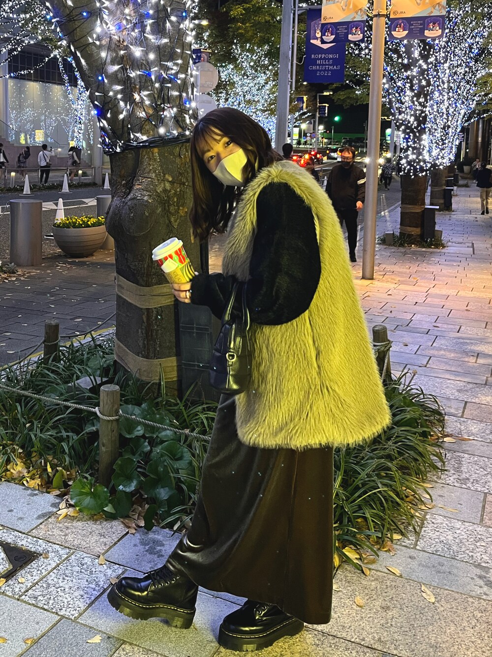 ブラウン系のベスト、ブラック系のニット/セーター、ブラック系のハンドバッグを着用したレディースの秋コーディネートの3枚目の写真