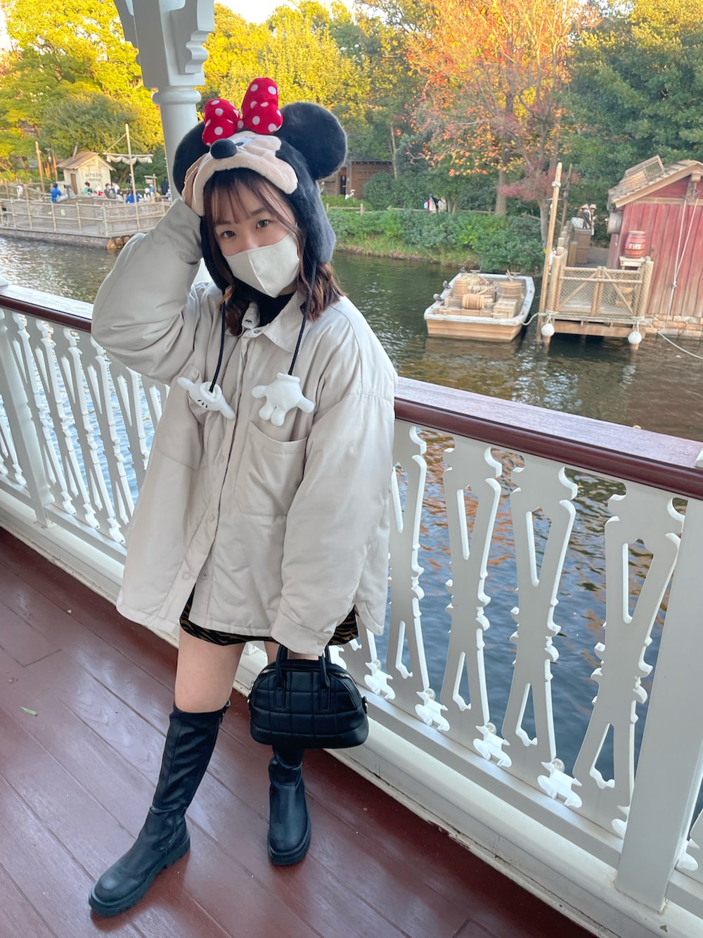 ホワイト系のミリタリージャケット、その他のスカート、ブラック系のニット/セーターを着用したレディースの秋コーディネートの2枚目の写真