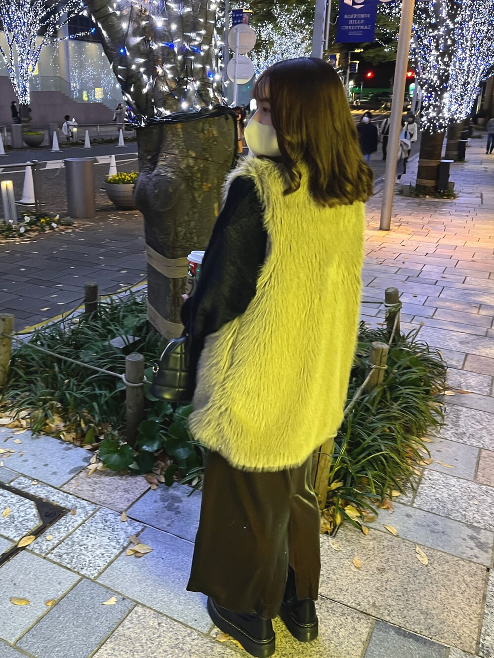 ブラウン系のベスト、ブラック系のニット/セーター、ブラック系のハンドバッグを着用したレディースの秋コーディネートの2枚目の写真