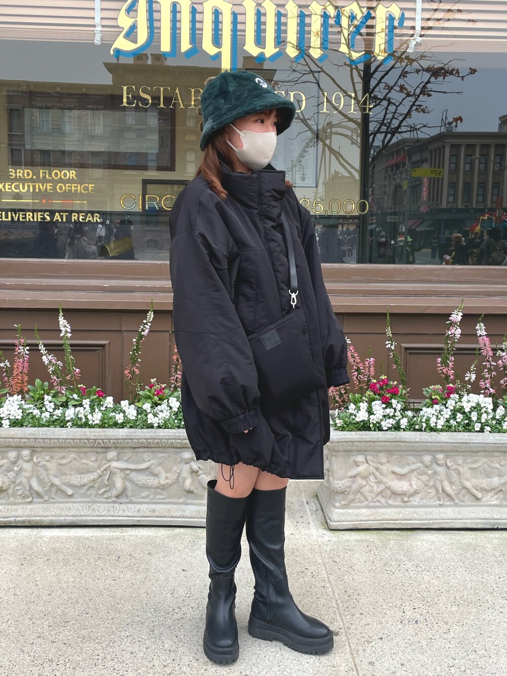 ブラック系のブーツ、ブラック系のテーラードジャケット、ブラック系のバッグを着用したレディースの冬コーディネートの2枚目の写真