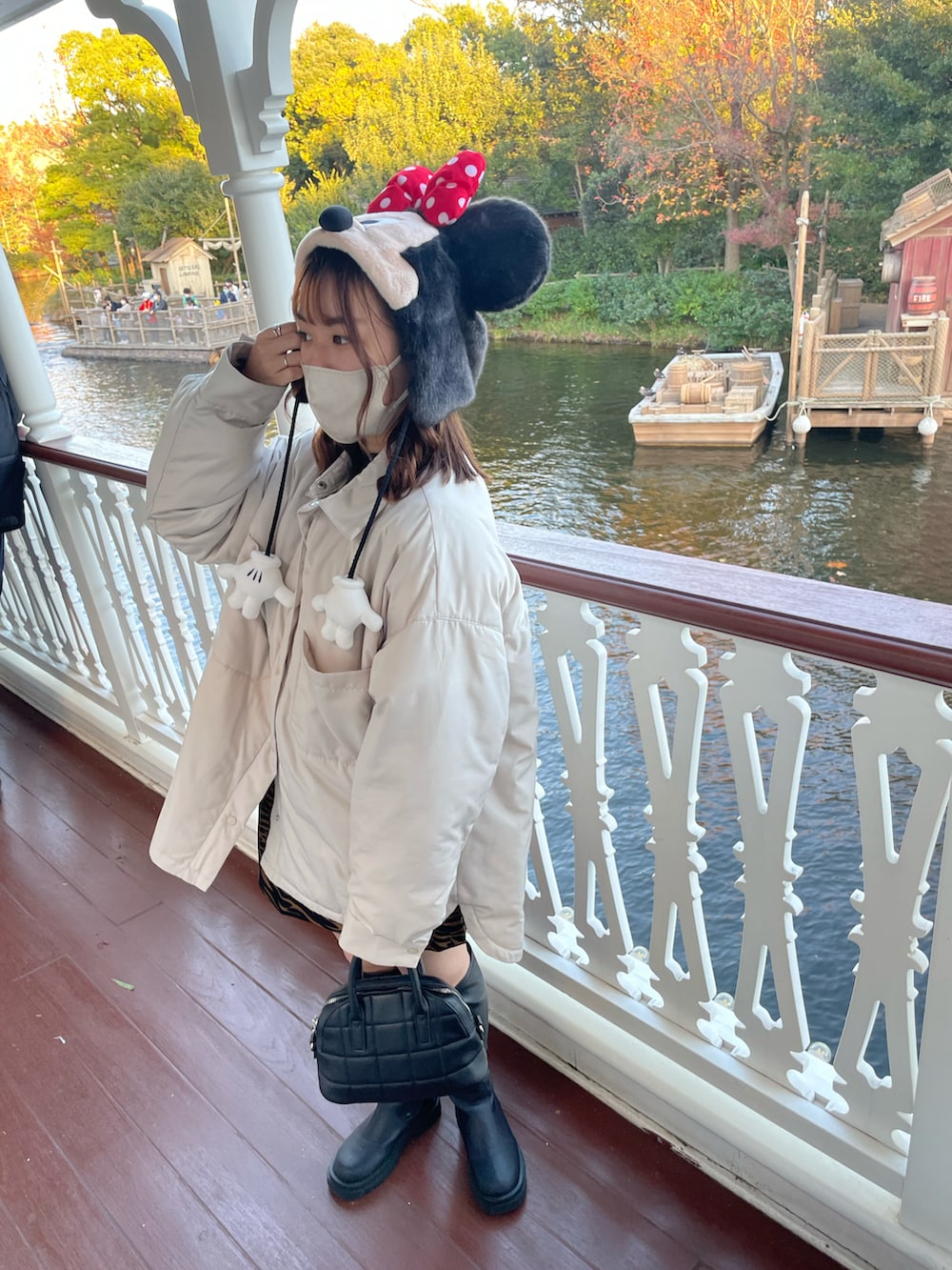 ホワイト系のミリタリージャケット、その他のスカート、ブラック系のニット/セーターを着用したレディースの秋コーディネートの3枚目の写真