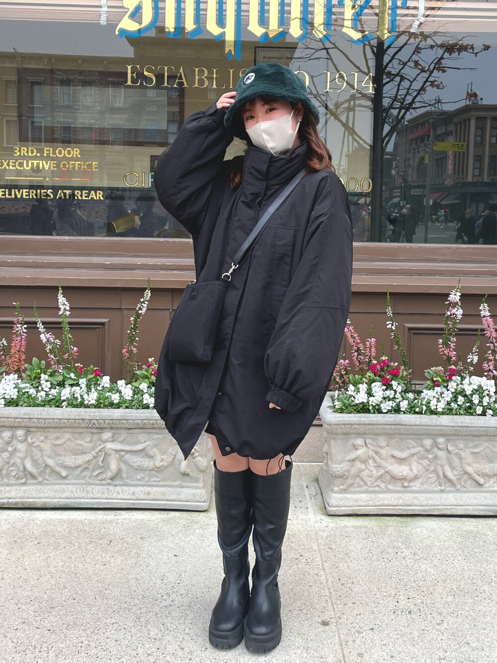 ブラック系のブーツ、ブラック系のテーラードジャケット、ブラック系のバッグを着用したレディースの冬コーディネートの3枚目の写真